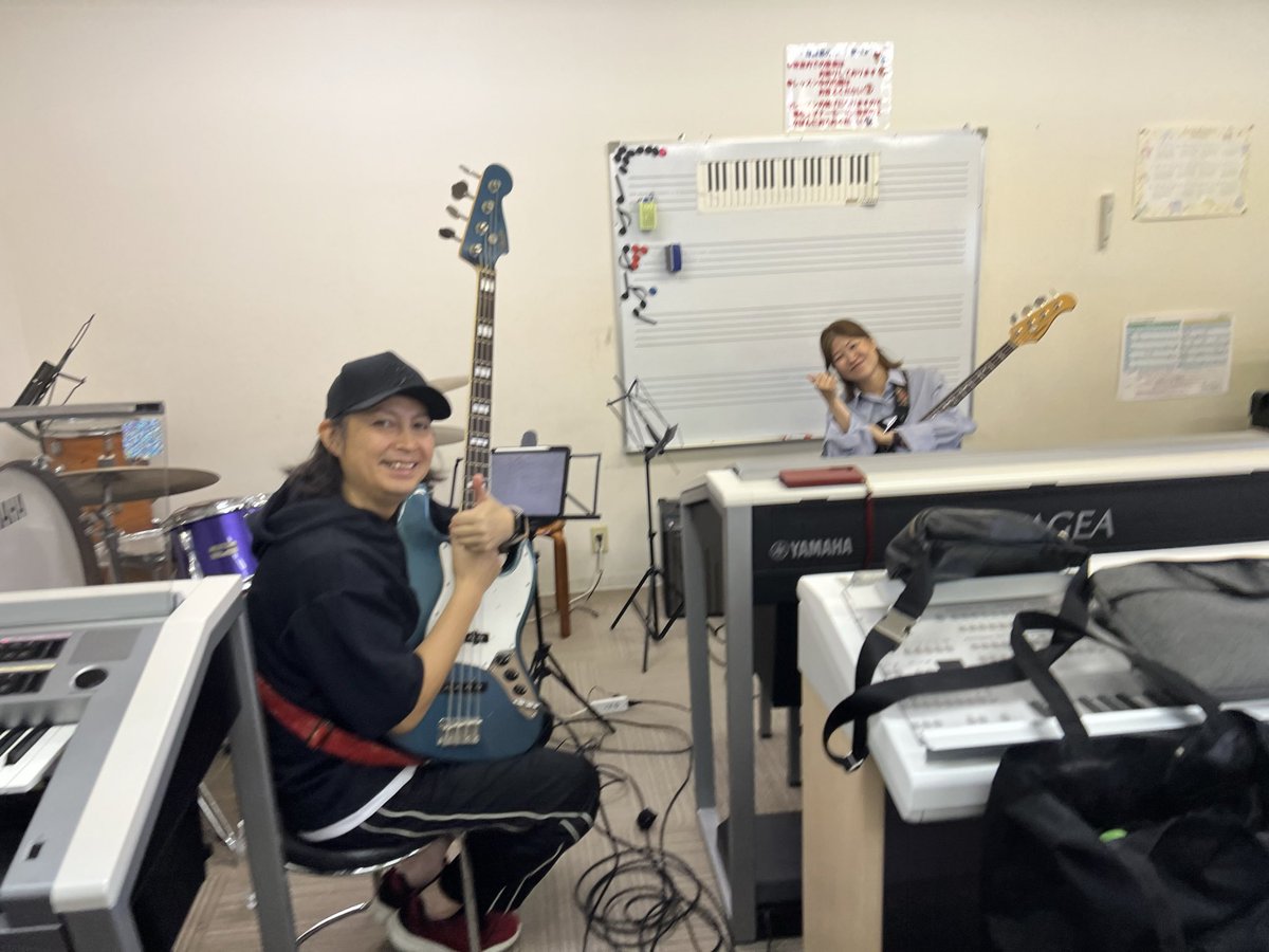 tsaksnd's tweet photo. リハーサルしてた下の階には、sand it'sのメンバーの2人が偶然いた(笑)

そろそろ、こちらもライブ活動を再開しなきゃ！

久々に会えて嬉しかった！

ふーみん、ベースを修業中(笑)

#sandits
#ベースレッスン
#偶然 https://t.co/Kufp9IwsCa