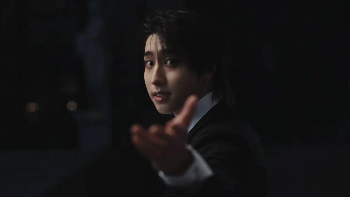 hansoftbot's tweet photo. THIS &amp; THAT — HAN JISUNG https://t.co/ZCC4c0g62E