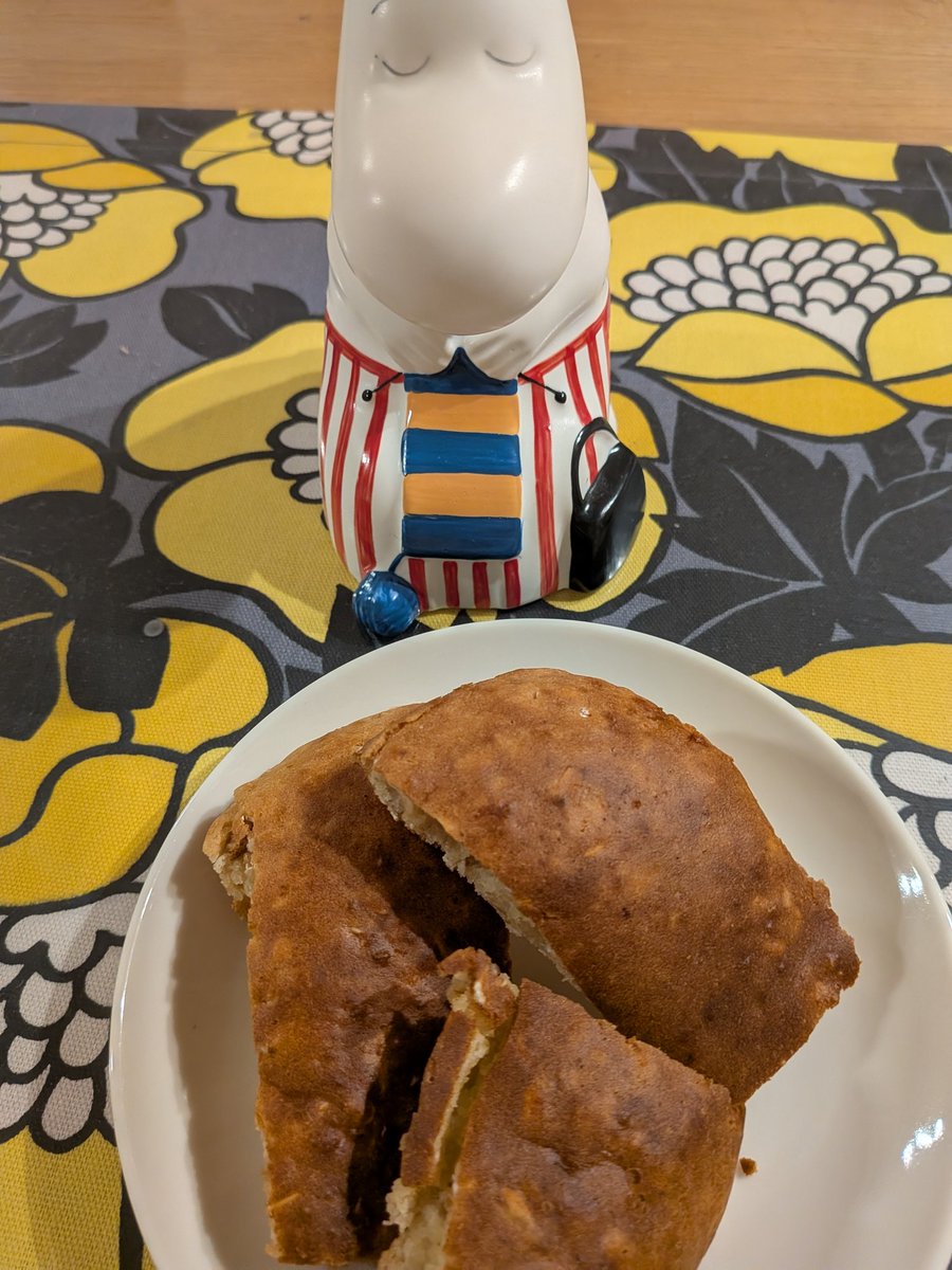 narulinjane's tweet photo. パンヌカック（Pannukakku）…要はムーミンママのパンケーキ。
ホットケーキミックスでも作れるとの事で焼いてみた。
簡単！
そして美味しい…モチモチ
なるほど、ムーミンが持ち歩ける（ピクニックとか冒険とか）理由が良くわかった。 https://t.co/hCN2ng1N8k