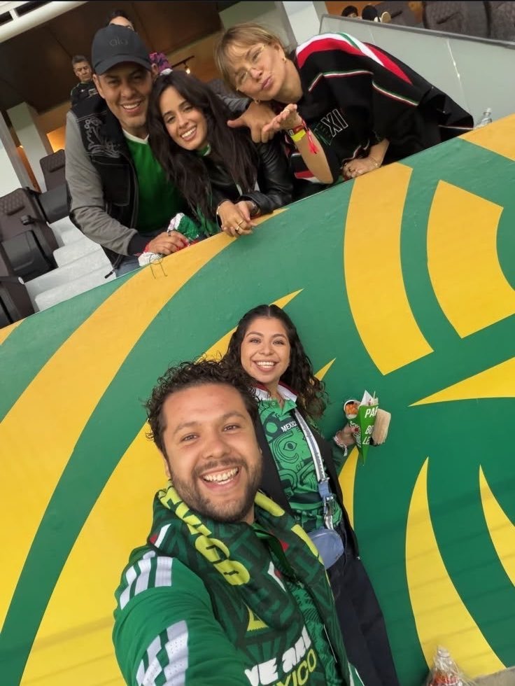 PortalCCBrasil's tweet photo. Camila Cabello com seu amigo de infância no México 🥰🇲🇽 https://t.co/CkCudvVhXx