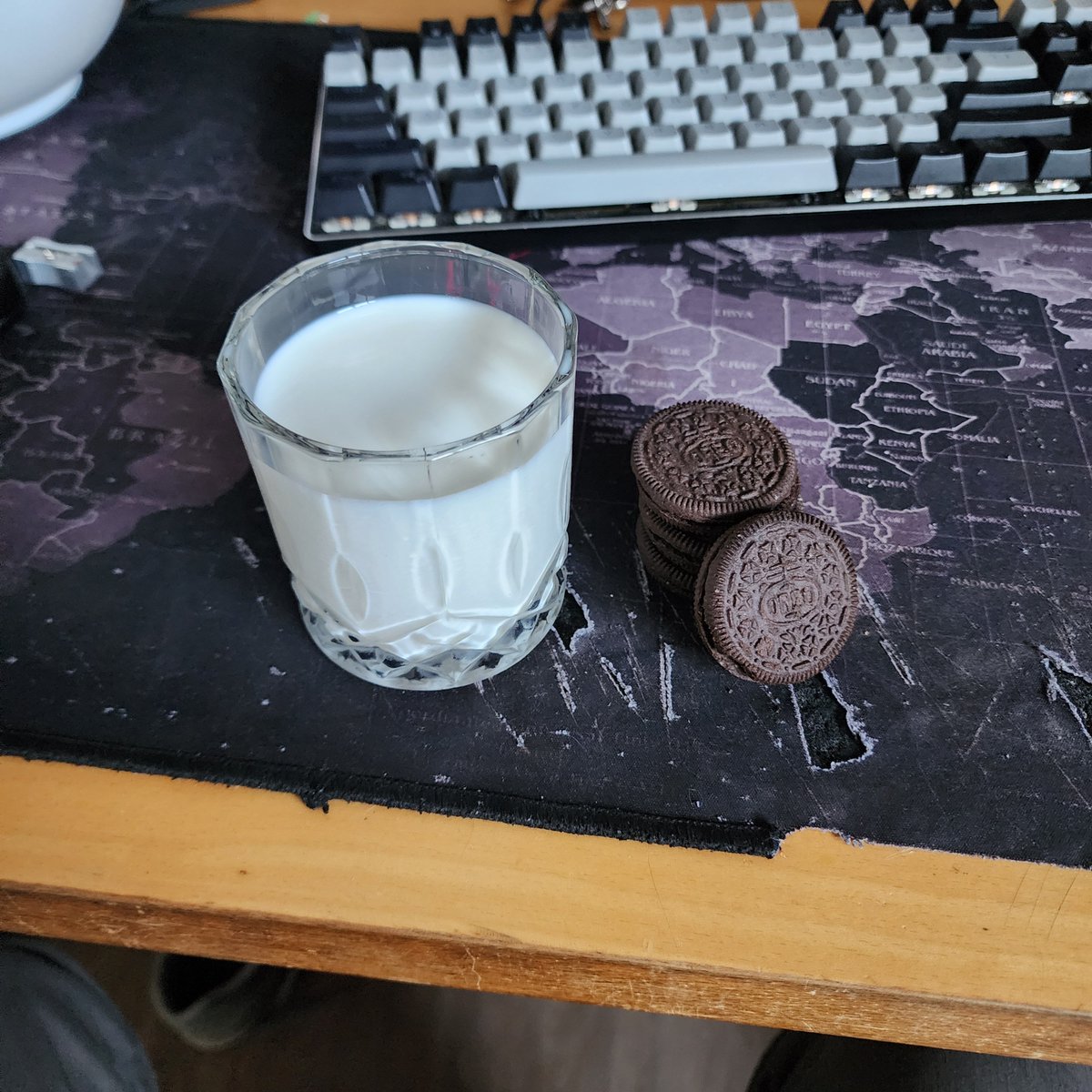 NaughtyTurtle33's tweet photo. Nothing like some milk and cookies after taking a massive dildo 😋🤤 https://t.co/0RXVLQBunV