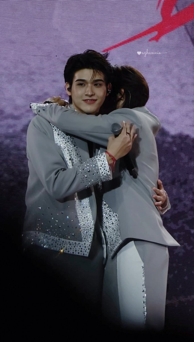 azhunnie's tweet photo. คุณเงินเดือนของผมกำลังกอดกัน https://t.co/cZAHw4jwWh