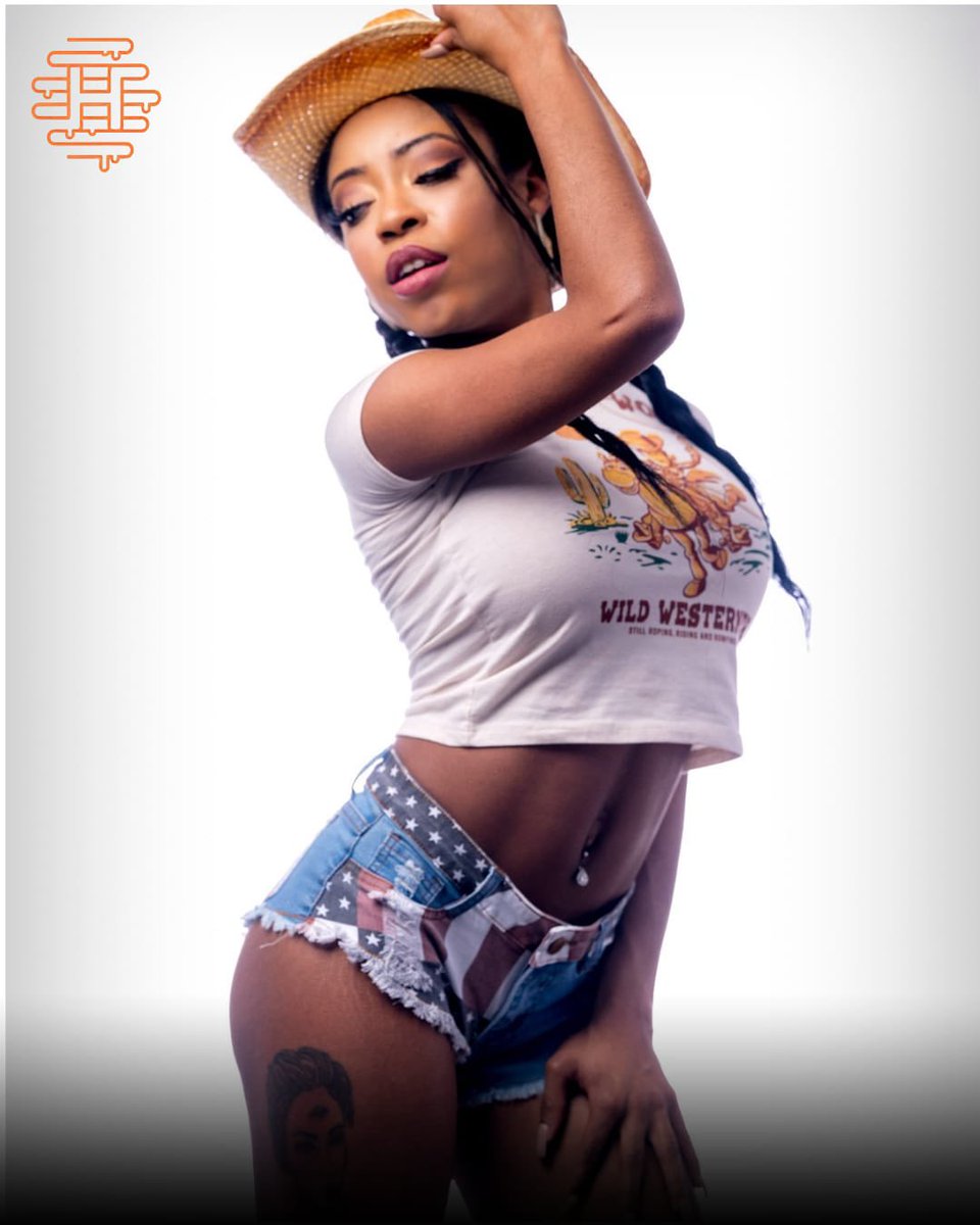 honeydripglobal's tweet photo. Her creativity speaks for itself. 👑✨
Every creator has a unique spark, and she is proof that authenticity always stands out.
Explore the HoneyDrip community and discover all the possibilities.
#HoneyDrip #DigitalCreator #CreatorCommunity https://t.co/u3eW8R9YqH