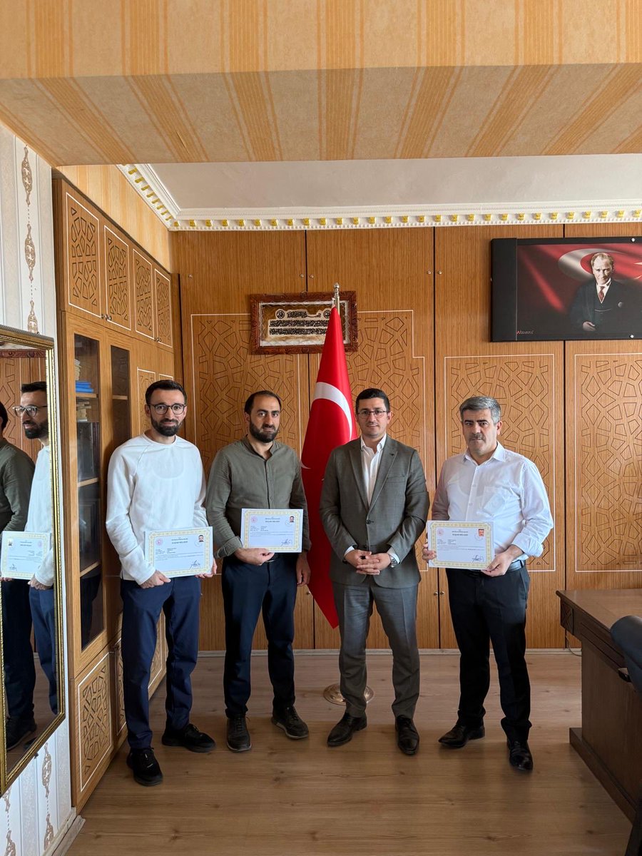 ErcisMuftuluk's tweet photo. Eğitim-öğretim hizmetleri ile müftülüğümüzün yürüttüğü iş ve işlemlerde göstermiş oldukları gayret, özveri ve başarılı çalışmaları dolayısıyla personelimize başarı belgesi takdim edildi. https://t.co/YMTtayZ20A