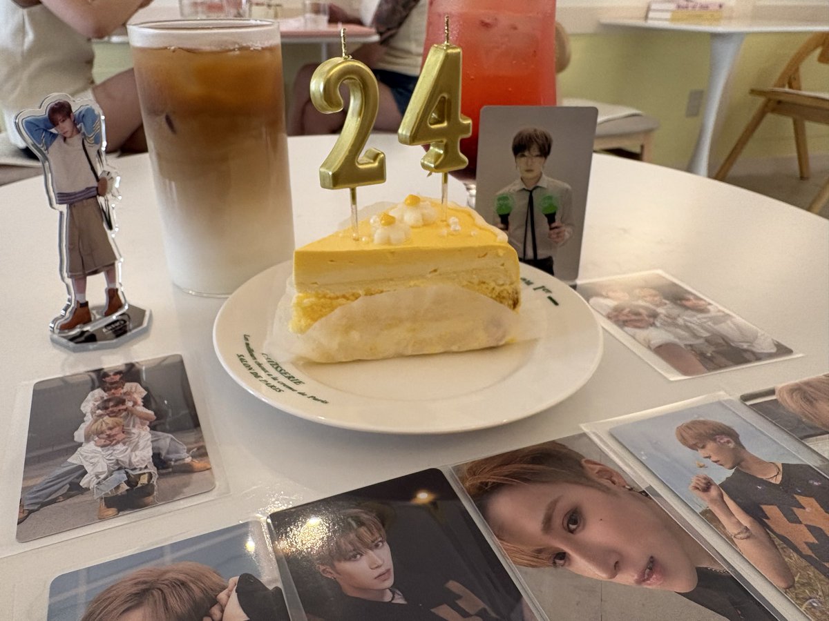 JEWELjj's tweet photo. ALD1推しの推し活に付き合って
アルノのセンイルのお祝いした🎂
ちゃっかりジェジュンもお祝い参加させてみたバージョン♡ https://t.co/rdpRZ5eHw8