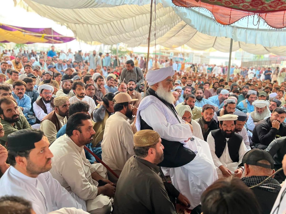ArbabKasho's tweet photo. اپنے نوجوانوں سے میری گزارش ہے کہ وہ کسی کے ایجنڈے کا حصہ نہ بنیں۔ اگر کوئی یہ کہے کہ ہم آپ کو کلاشنکوف اور پیسہ دینگے  آپ لشکر بنائیں”
اگر ہمیں خود ہی لشکر کشی کرنی ہے، تو پھر ہم آپ کو ٹیکس کس بات کا دیتے ہیں؟
 صوبائی امیر بلوچستان مولانا عبدالواسع
#JusticeForBalochistan https://t.co/Pw8SF1KvZs