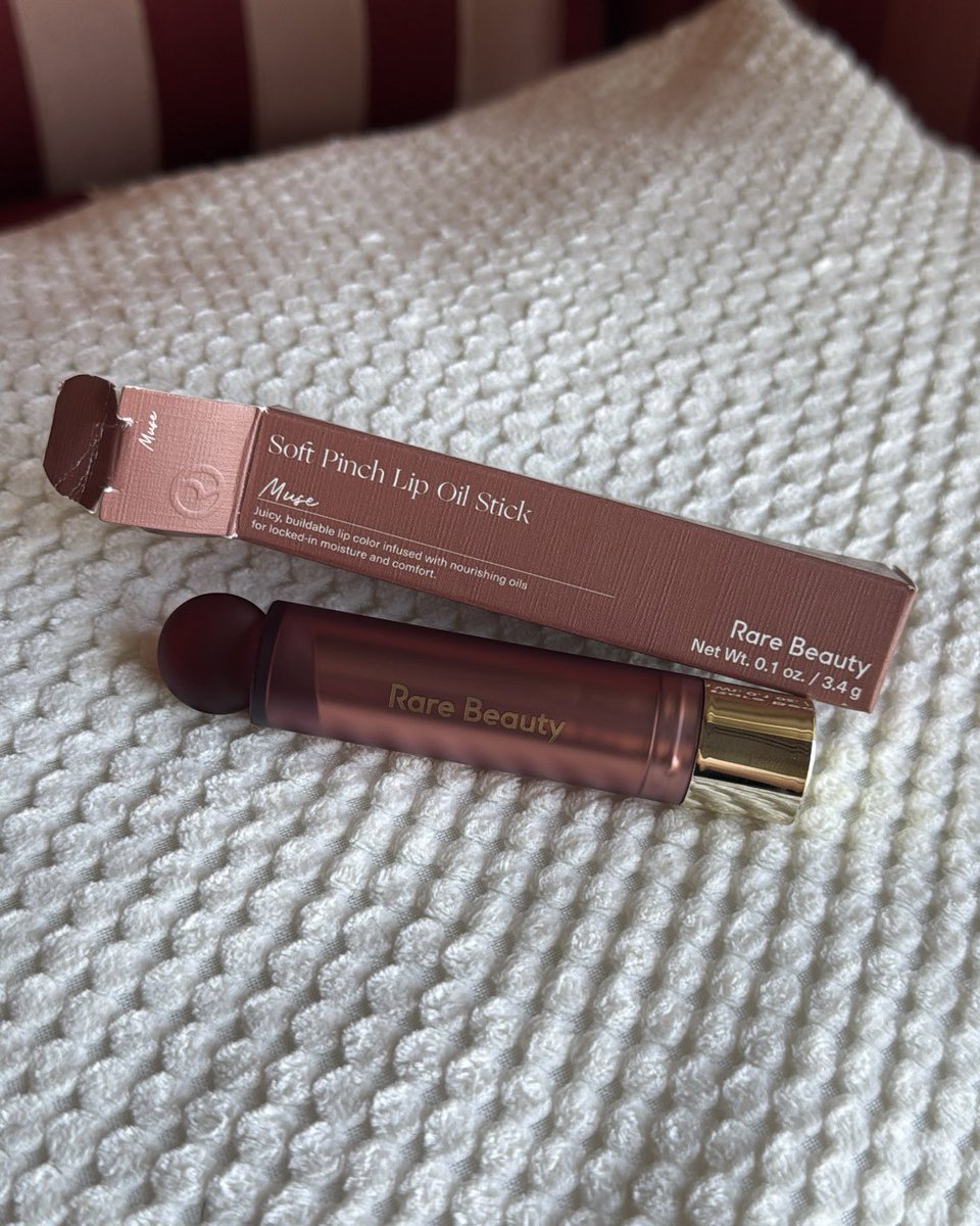 sadgirlnlove's tweet photo. corri na sephora hoje pra comprar o novo lip oil da rare beauty finalmente é meuuu https://t.co/ujGTe54udj