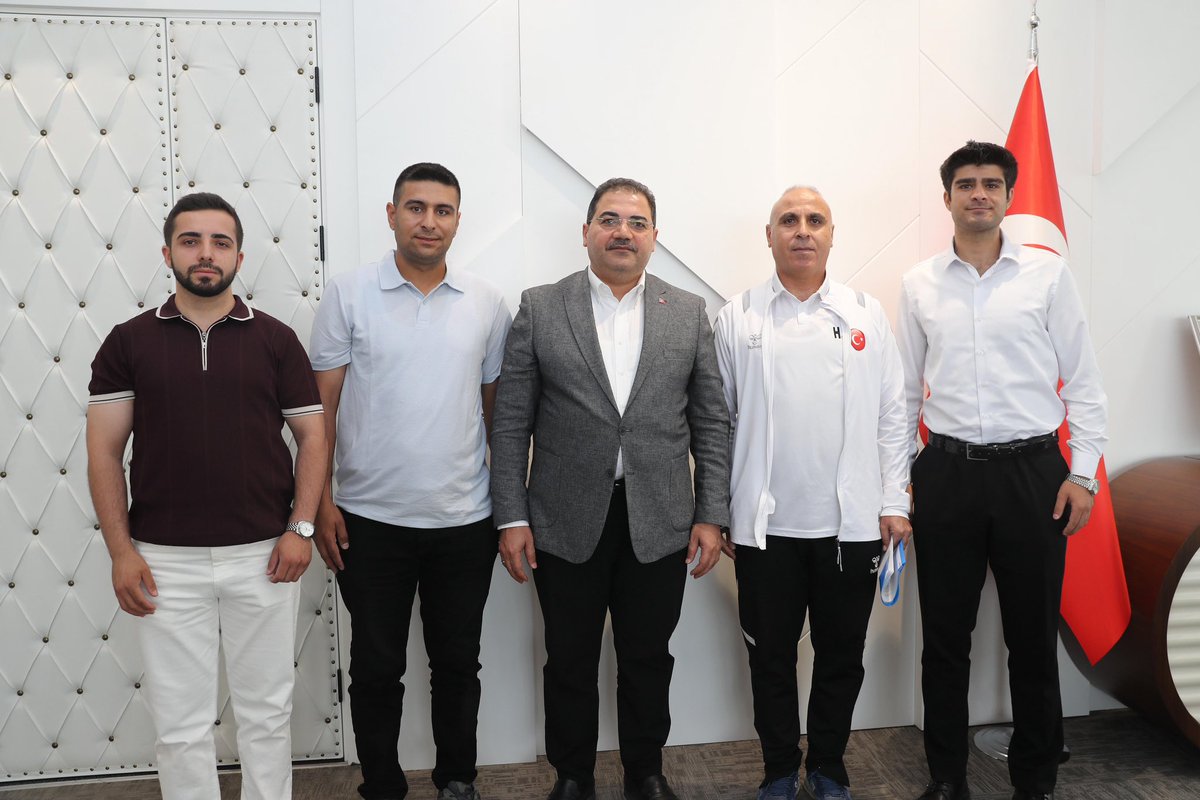 mcanpolatnet's tweet photo. Belediyemizin POMEM ve ASEM hazırlık kurslarından aldıkları eğitimle polis ve astsubay olmaya hak kazanan gençlerimizle bir araya geldik.

Azimleri ve gayretleriyle bizleri gururlandıran evlatlarımızı yürekten tebrik ediyor, görevlerinde üstün başarılar diliyorum.

Gençlerimizin hayallerine giden yolda yanlarında olmaya devam edeceğiz.