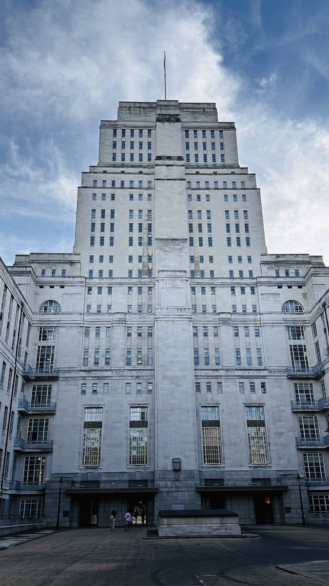 pixelprincedev's tweet photo. Out of all the interesting buildings in London, Senate House is my favourite. Also, Batman was filmed here🦇 https://t.co/kInFLcWNtN