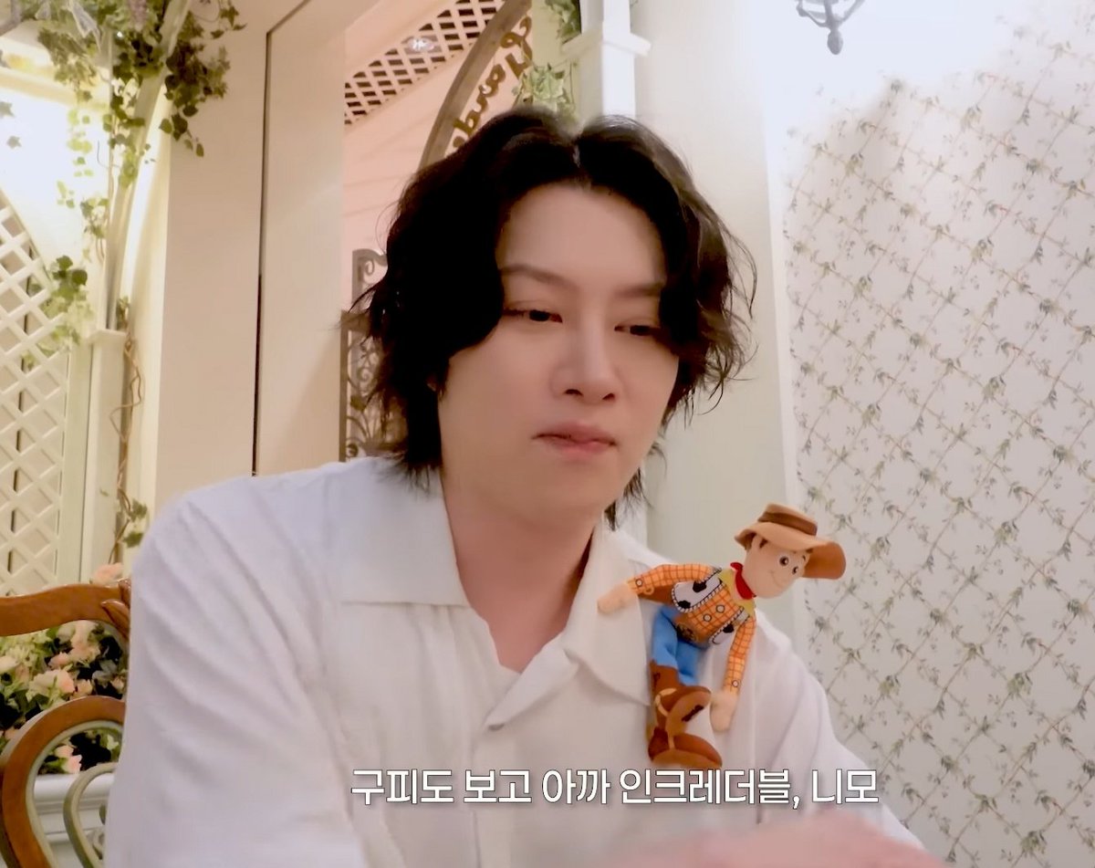 yechulholic's tweet photo. the woody on his shoulder pls hes so cute 😭😭😭 https://t.co/7xbr2BHxCC