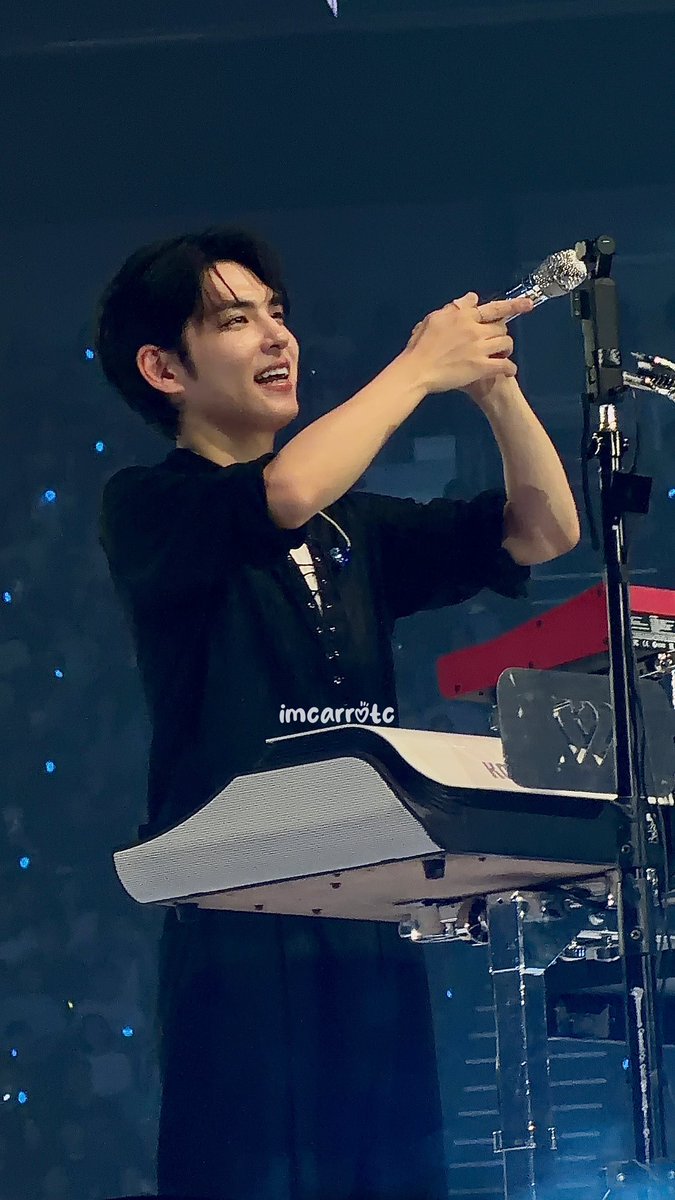 imcarrotc's tweet photo. 260705 The Decade Finale
🐰공기 반 소리 반 소리 질러~~~~
#Day6 #Wonpil #데이식스 #원필 https://t.co/1PMkPZjGS6