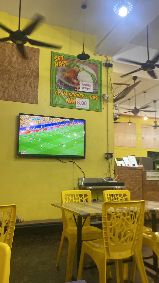 namjjay's tweet photo. @menbrrr klo di tuker jd rm mungkin dapet kurleb dpt rm4.55. (blm admin) tp di warung makan termurah di bawah apart hrganya rm8. hmm apa beli es aja, kembalian rm1.55 jdnya ntr https://t.co/x2ExefDqPE