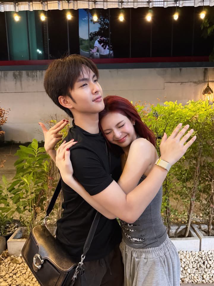 _CQTth's tweet photo. มามี้ลงรูปกับน้องชิกิต้า พร้อมแคปชั่น “ถึงจะมีเวลาเจอกันน้อยแต่ก็สนุกสุดๆเหมือนทุกครั้ง  … ไว้เจอกันใหม่ ขอนานๆกว่านี้นะค้าบบเจ่เจ้🍒🐈‍⬛”

น้องชิแวะชาร์จพลังกับที่บ้าน กำลังใจและหมูกระทะเต็มร้อย พร้อมลุยคอนเสิร์ต 

#CHIQUITA #치키타 #BABYMONSTER https://t.co/EnivukaBiY