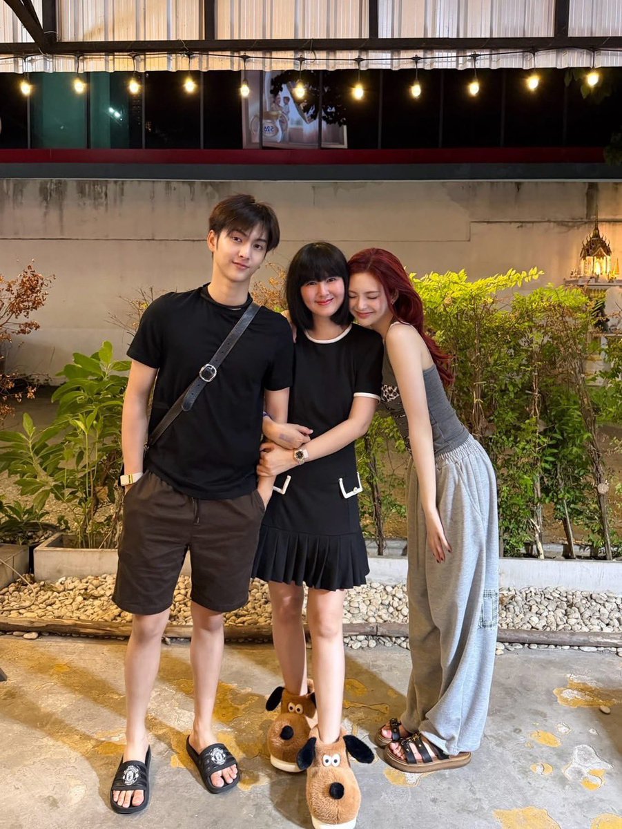 _CQTth's tweet photo. มามี้ลงรูปกับน้องชิกิต้า พร้อมแคปชั่น “ถึงจะมีเวลาเจอกันน้อยแต่ก็สนุกสุดๆเหมือนทุกครั้ง  … ไว้เจอกันใหม่ ขอนานๆกว่านี้นะค้าบบเจ่เจ้🍒🐈‍⬛”

น้องชิแวะชาร์จพลังกับที่บ้าน กำลังใจและหมูกระทะเต็มร้อย พร้อมลุยคอนเสิร์ต 

#CHIQUITA #치키타 #BABYMONSTER https://t.co/EnivukaBiY
