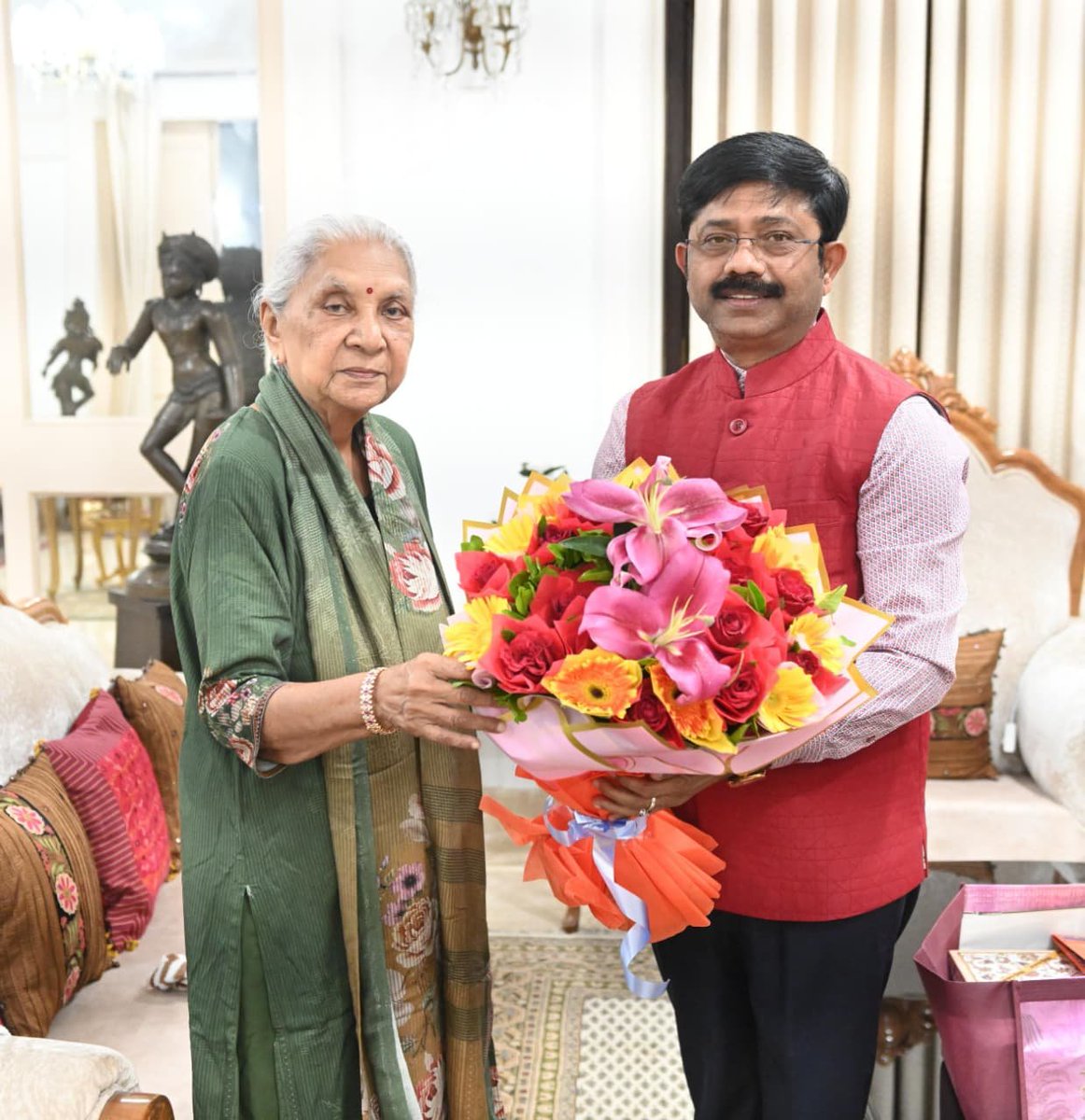 GovernorofUp's tweet photo. प्रदेश की राज्यपाल श्रीमती आनंदीबेन पटेल से आज जन भवन में प्रदेश के औद्योगिक विकास मंत्री श्री नन्द गोपाल गुप्ता "नन्दी" ने शिष्टाचार भेंट की। https://t.co/Mkvg5HhpJ5