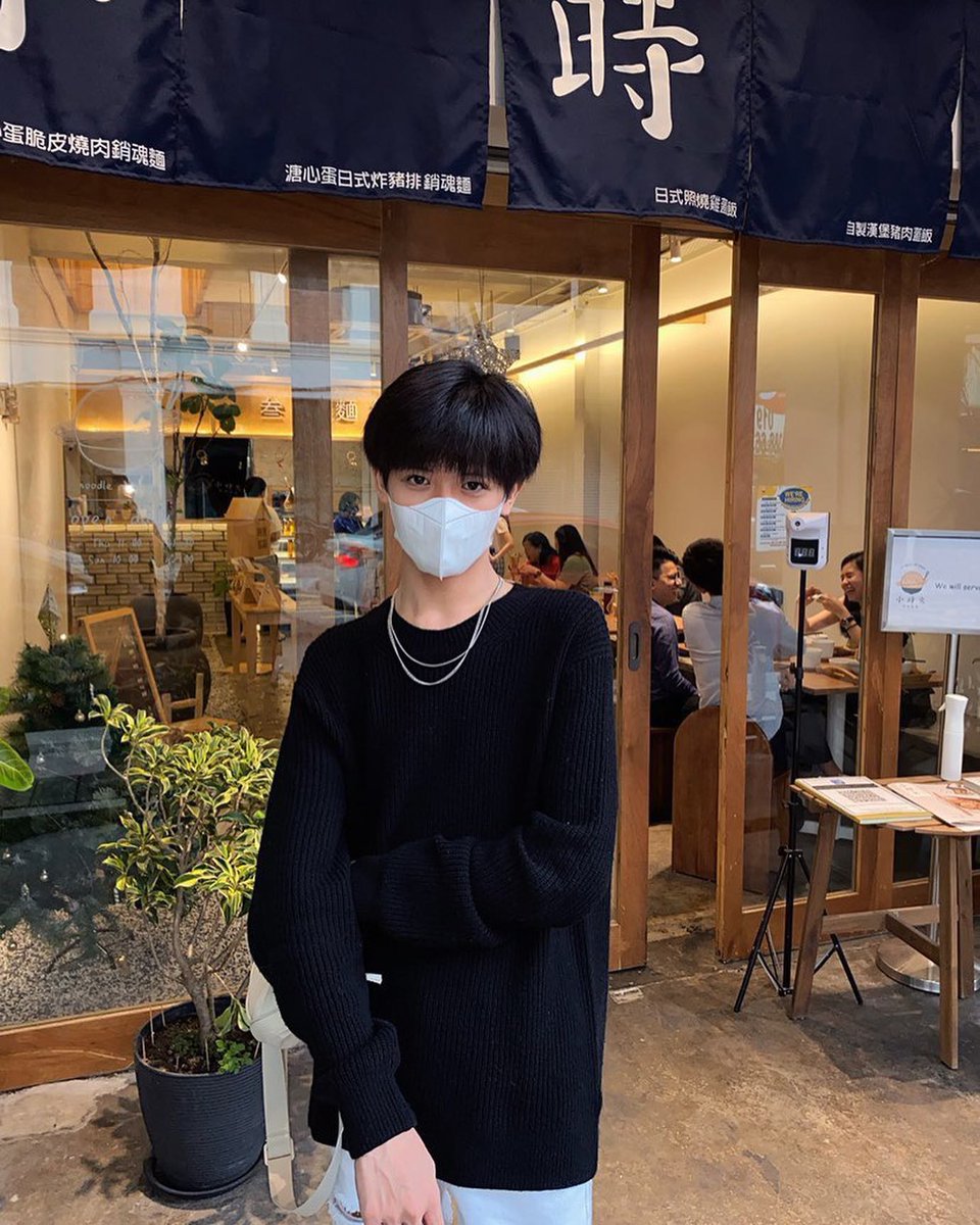 KatherineL91077's tweet photo. Some evenings just mean wandering until a warm doorway pulls you in 🍜 street noodles and quiet moments, that's the whole plan tonight. https://t.co/7nzaWWGofs
