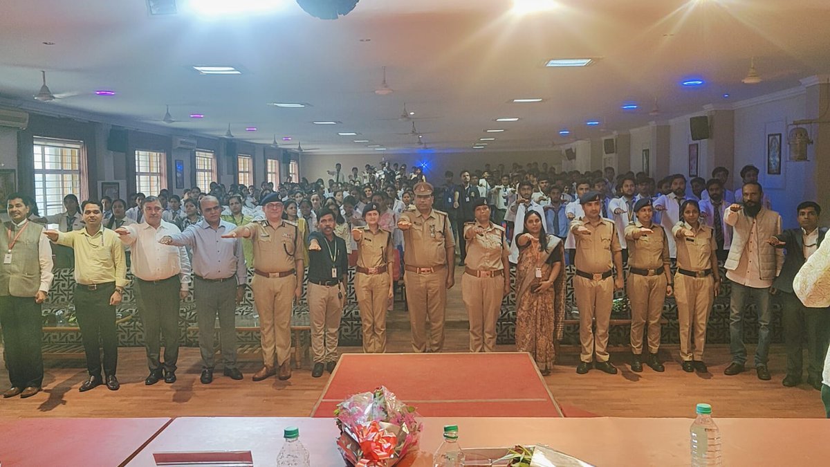 bagsewaniy74772's tweet photo. साइबर जागरूकता अभियान
सेफ क्लिक 2.0
थाना बागसेवनिया
NRI College पटेल नगर पिपलानी मे साइबर फ्रॉड से बचने हेतु सुझाव दिए एवं बताया कि साइबर अपराध से कैसे बचना है एवं यदि आपके साथ साइबर अपराध होता है तो उसके बाद क्या उपाय करना है @dcpzone2bhopal
#safeclick
#cyberfraud https://t.co/vNBbW6eBzX
