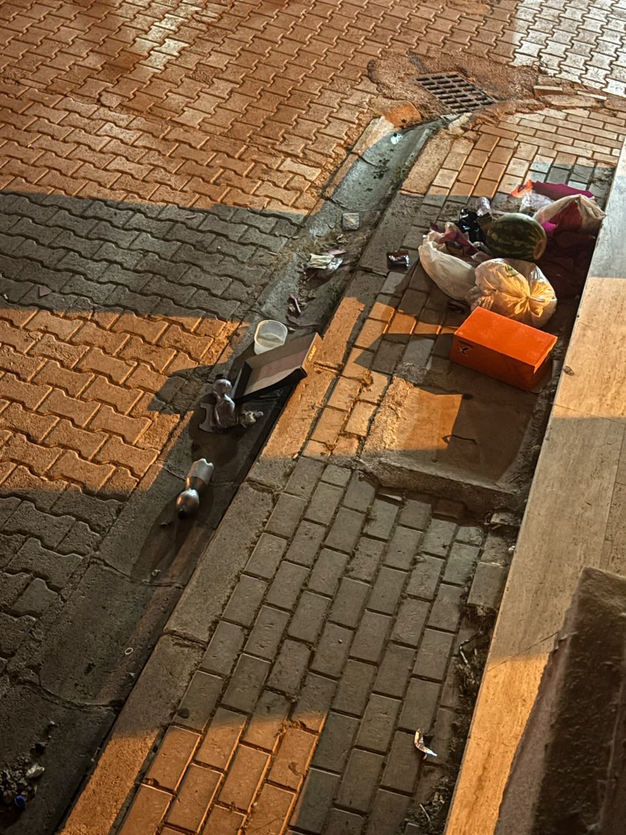 yigo1925's tweet photo. @karsiyaka_bel bir haftadır bu çöple yaşıyoruz. Bu sıcakta sineklerle böceklerle daha ne kadar yaşamamızı bekleyeceksiniz? https://t.co/CwA2cOpbEU