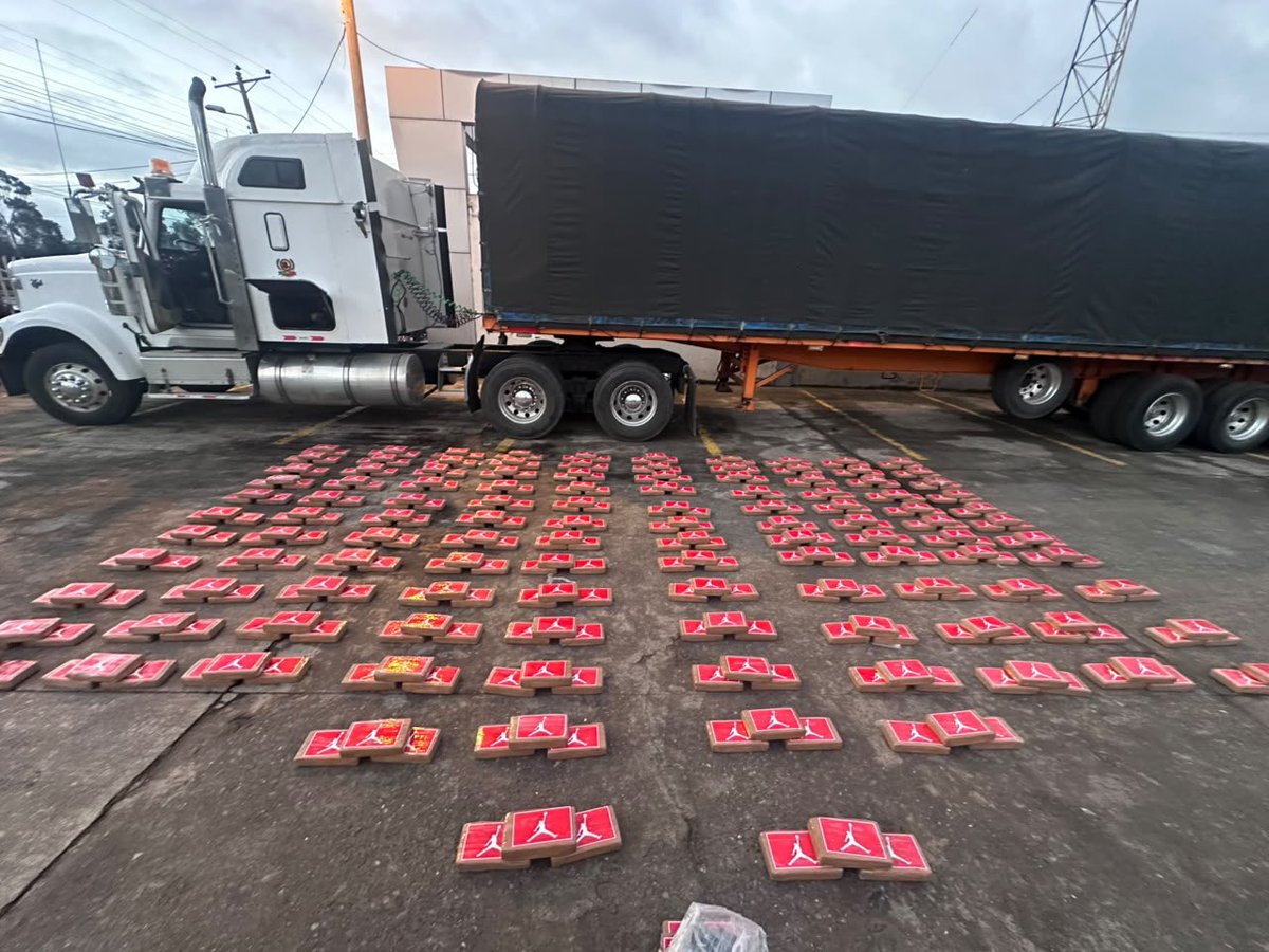 JohnReimberg's tweet photo. 350 KG de droga incautados en Carchi.

La Policía Nacional ejecutó un operativo en el cantón Montúfar, sector La Paz, en Carchi donde dos sujetos que se movilizaban en un tráiler fueron aprehendidos en flagrancia con 350,7 kilogramos de cocaína, equivalentes a 3.507.000 dosis. Además, se decomisó el vehículo utilizado y dos teléfonos móviles.

Estas personas fueron puestas a órdenes de la justicia.

Seguimos trabajando.