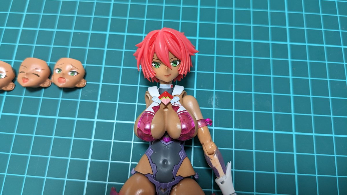 sennukisoft's tweet photo. ゲートを丁寧に仕上げるとか、肌色塗料を試すとか、クリアパーツに両面光沢クリア吹いて透明度上げるとか、水転写デカール試してみるとか、自分の中でも新しい事に挑戦できた感覚…！

目のデカールは貼る位置ズレると全然印象が変わって、
難しいけど思ったより簡単だし面白かった…！ https://t.co/KLJ4AvdA9U