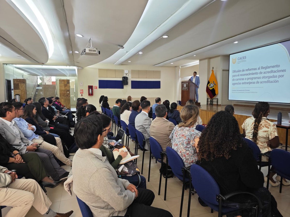 Caces_Ec's tweet photo. 📣AHORA
Wladimir Paredes, consejero del #CACES, desde la @Uni_Indoamerica, lidera los talleres de difusión de la reforma al Reglamento para el Reconocimiento de Carreras o Programas del Instituciones de Educación Superior otorgadas por agencias extrajeras de acreditación. https://t.co/RplTCqwiFB