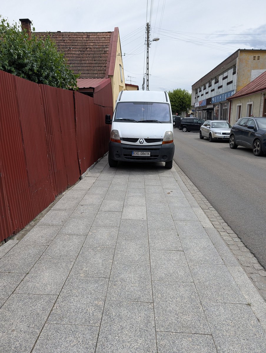 delanteradeoro's tweet photo. Idę starosądeckim chodnikiem, mija mnie ziomuś w busie. Wjeżdża na chodnik, cofa, parkuje jak wirtuoz. Wychodzi zadowolony z kabiny😁. Ludzki pan, mógł rozjechać. A pieszy musi zejść na ulicę. Tu nawet nie ma gdzie tego zgłosić, bo lokalna @PolskaPolicja  ma na to wyjebane. https://t.co/xCQbA5AweC