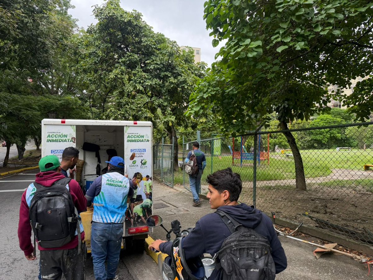 AlcaldiaBaruta's tweet photo. Nuestras cuadrillas de #AcciónInmediata se encuentran realizando diversas labores en nuestro municipio #Baruta
🍃Desmalezado:
📍Urb. #SantaPaula
📍Urb. #ColinasDeBelloMonte
🚧Recolección de escombros:
📍Sector. #LasMinas
🍃Saneamiento ambiental:
📍Urb. #LosSamanes https://t.co/wPIAQ3JW6i