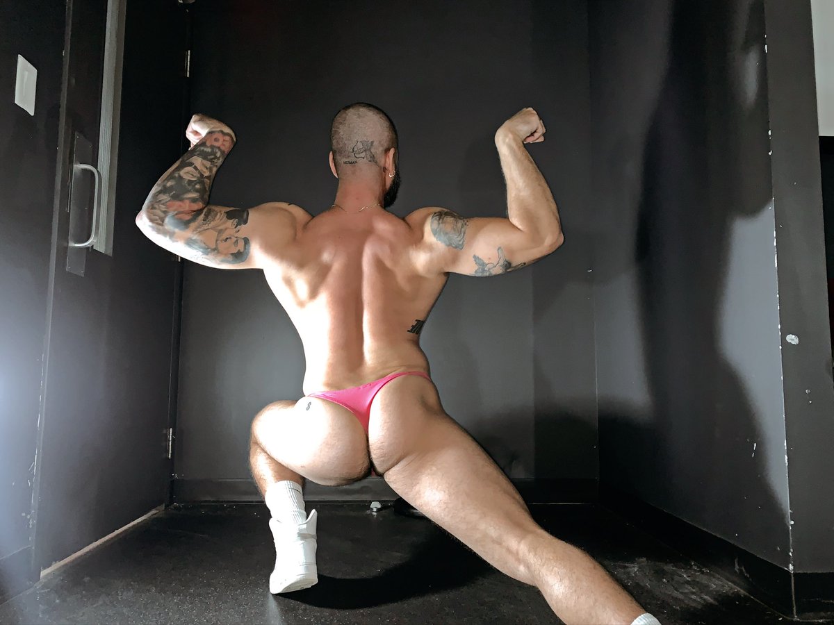 RealGypsyKing90's tweet photo. Pose 4 Me https://t.co/EsaeXyrhna