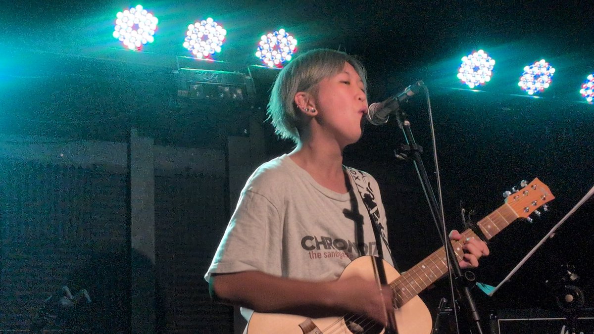 dekin_yoshimune's tweet photo. この日のあいみん。さんは弾き語り
初めてアコースティックの「進め｡」を聞いたかも
オケのロック調とは違う感じがよかった
昨年からの新曲ラッシュでセトリのバリエーションが増えたけど、今日は好きな曲多めで✌️でした

 #balls8 https://t.co/t3DLxdMDvL