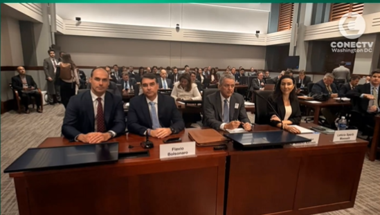 fabio_talhari's tweet photo. O técnicos do USTR estão fazendo mais perguntas ao @flaviobolsonaro - denotando a importância que mencionei nesta manhã sobre essa rodada de perguntas e respostas, muito mais que o discurso de 5 minutos iniciais. O fato de haver mais perguntas denota a relevância do painel brasileiro perante o USTR. Este órgão irá publicar, na íntegra, todas as declarações do senador Flávio, desde o discurso até as respostas que ele deu perante os auditores.
