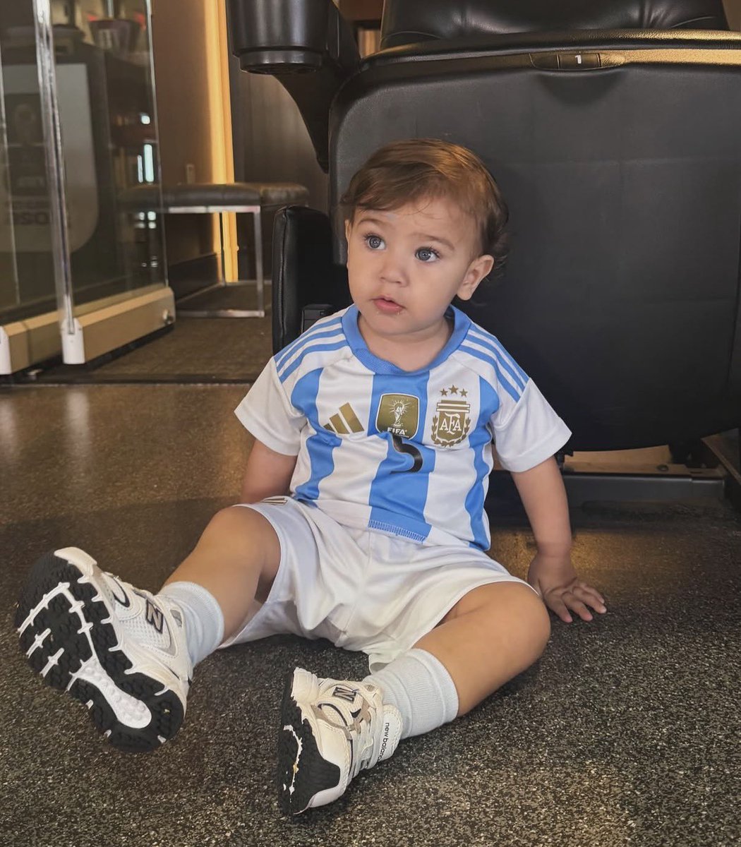 PlanetaBoca's tweet photo. 🇦🇷 La familia de Leandro Paredes le hace el aguante al 5 de la Selección Argentina. https://t.co/ZeaREyL4fk