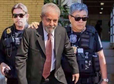 PLATON2512's tweet photo. @robertxyo Que moral tem que defende e apoia ladrões, corruptos, Propineiros, pra criticar Neymar? https://t.co/bxP7Ad2Yfh