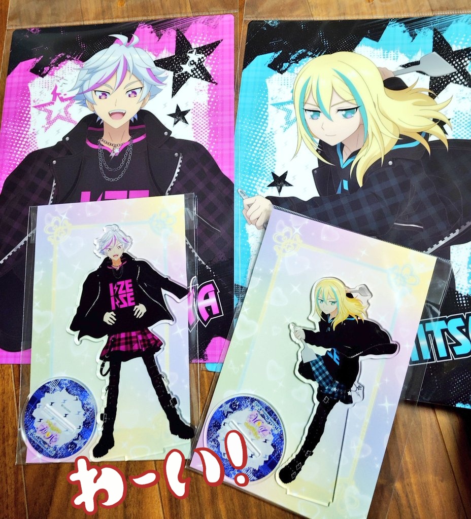 mind0dive's tweet photo. ダクメアのアクスタとブロマイド？
得た！
10周年展でも思ったけど、この下敷きを『ハードブロマイド』とか言うの何w https://t.co/pkVM75o34n