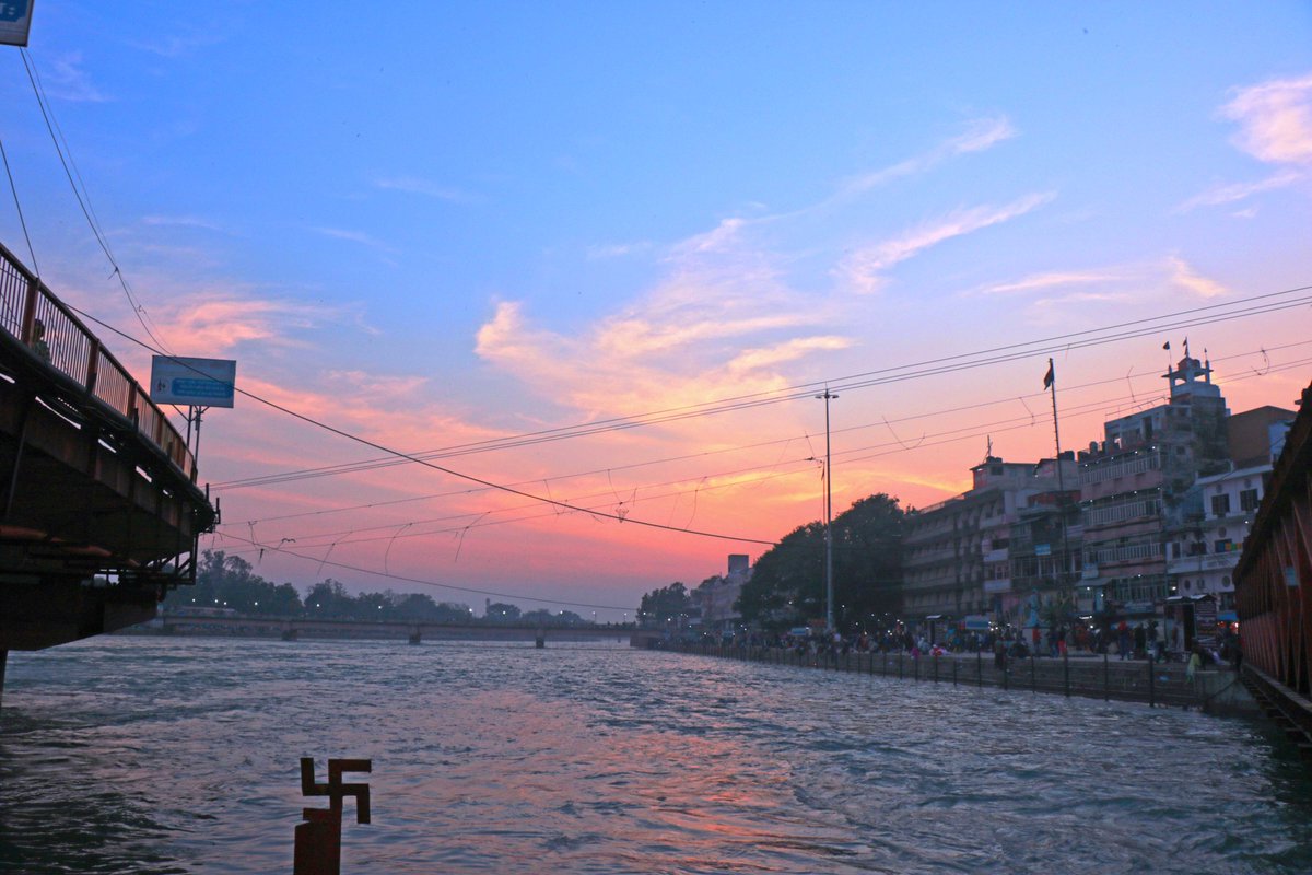 allinharidwar's tweet photo. #Haridwar in the #Monsoon 🌧️💙

When the monsoon arrives, Haridwar transforms into a breathtaking blend of nature and spirituality. The mighty Ganga flows with renewed energy, the #ghats shine under the rain, and the fresh breeze creates a #peaceful atmosphere unlike any other. https://t.co/iYO0aoASSF