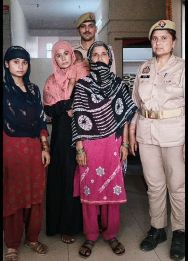 Akhndbharatdes1's tweet photo. बरेली के अच्छन मियां जीवित हैं, लेकिन उन्हें कागजों में मृत दिखाकर तीन तीन महिलाएं पेंशन ले रही थीं
मजे की बात यह है कि अन्नी बेगम तो पत्नी है लेकिन उसकी दोनों बेटियों सुआलीन बी और शन्नो बी ने भी अच्छन मियां को पति बनाकर पेंशन ले रही थी।
अब जब पकड़ी गई तो विक्टिम कार्ड खेल रही.
अब अच्छन मियां के विधवा पत्नी बेटी सरकार और योगी जी पर आरोप लगा रही है कि बीजेपी में मुस्लिमों को परेशान किया जा रहा है।