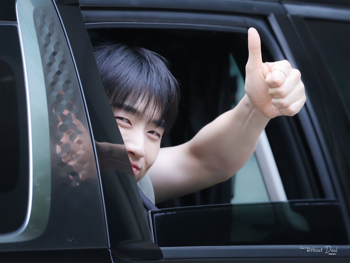 updeul's tweet photo. 260707 황제파워 출근

말랑한 산들이 얼굴로💕
엄지척👍🏻하는 무영이 팔뚝💪🏻⚡️

#B1A4 #산들 #삼돌 #SANDEUL https://t.co/jdGeUWntvg