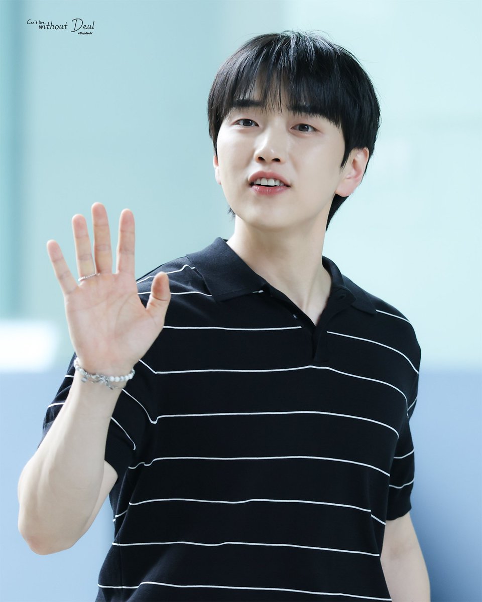 updeul's tweet photo. 260707 황제파워 출근

말랑한 산들이 얼굴로💕
엄지척👍🏻하는 무영이 팔뚝💪🏻⚡️

#B1A4 #산들 #삼돌 #SANDEUL https://t.co/jdGeUWntvg