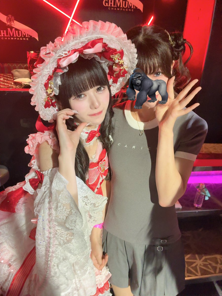 luvn7___o0's tweet photo. 発対バン参加でドキドキだったけど、2時間前から入場して一般エリア最前中央で大好きなりこてん見れてツーショ撮れて超幸せでした💞
宝物が4枚増えた💎

 #prettychuu
 #YORUFES https://t.co/iy3YlT1MTw