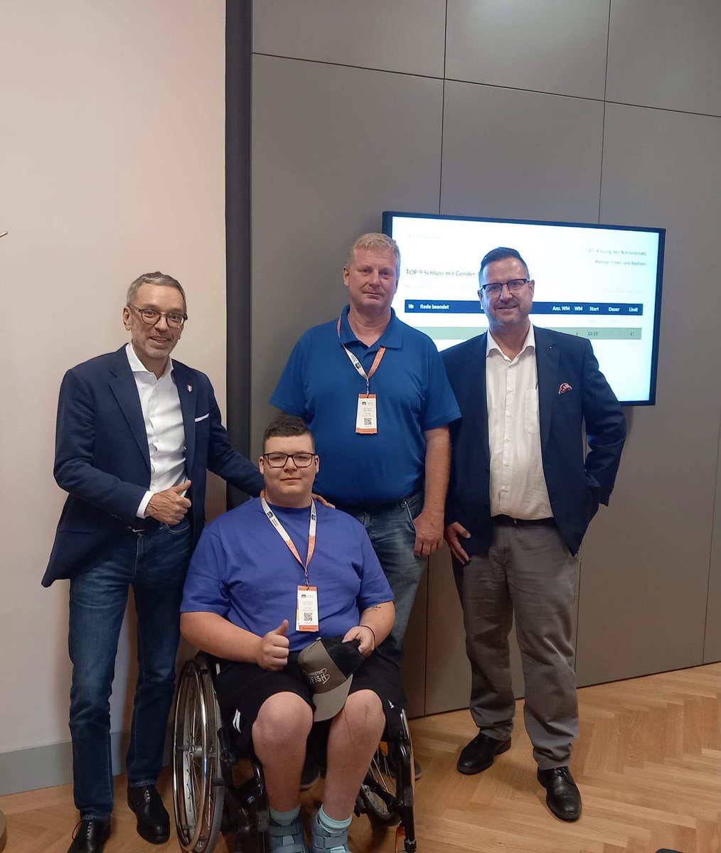 herbert_kickl's tweet photo. Herzlichen Dank für euren Besuch im Parlament! 💙

Es hat mich sehr gefreut, Nico und Markus aus Annaberg im Bezirk Lilienfeld (dem Heimatbezirk unseres Christian Hafenecker) persönlich begrüßen zu dürfen. Solche Begegnungen rund um die Parlamentssitzungen sind immer etwas ganz Besonderes und bereiten mir große Freude.

Danke für euren Besuch und das nette Gespräch – ich freue mich auf ein Wiedersehen!