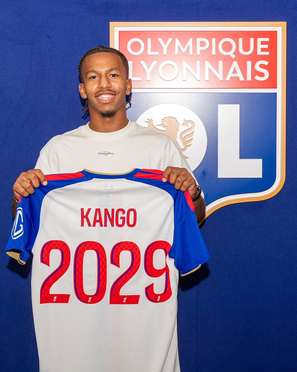 OL's tweet photo. Premier contrat professionnel pour Steeve Kango ❤️💙

Notre jeune latéral droit est désormais lié à l'OL jusqu'au 30 juin 2029 🙌