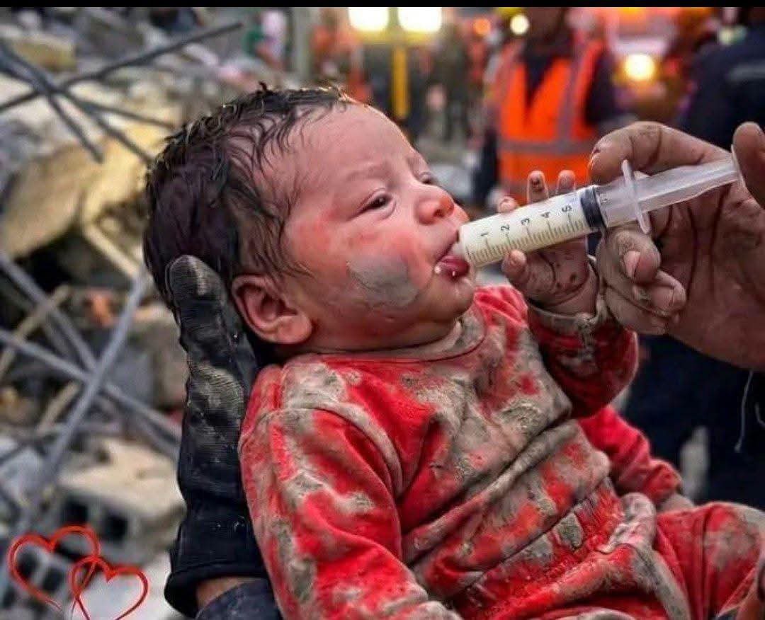 TevinMacharia's tweet photo. 🕊️ GET TO KNOW HER — She is a true heroine.
A Venezuelan mother kept her 3 children alive by breastfeeding them for 11 days under the rubble of the collapsed OPP building in La Guaira, Venezuela.
They were miraculously rescued alive after the devastating earthquakes.
There are women who deserve a monument. 💪❤️
#Venezuela #MiracleRescue #LaGuaira #StrengthOfAMother