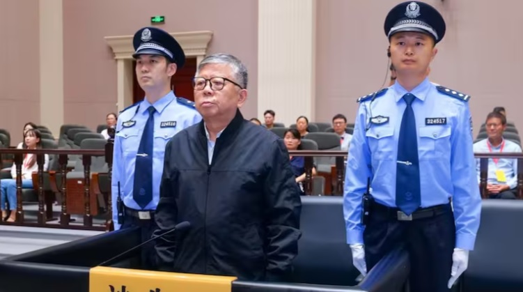 LaRealnoticia's tweet photo. ⭕🇨🇳 #ÚLTIMAHORA: 🇨🇳 China condena a muerte a un exfuncionario municipal por aceptar 325.000.000 dólares en sobornos durante 30 años.

▶ Un tribunal intermedio de Changzhou (provincia de Jiangsu, este de China) condenó a Yang Youlin, exvice director de una zona económica en Nanjing y funcionario municipal durante décadas, a la pena de muerte. Fue declarado culpable de aceptar sobornos por más de 2.210 millones de yuanes (unos 325 millones de dólares) entre 1993 y 2023.

🟦Además de sobornos, lo condenaron por malversación, abuso de poder, malversación de fondos públicos, lavado de dinero y ofrecer sobornos. Según la corte y la CCTV (televisión estatal), Yang usó su cargo para ayudar a empresas y personas en contratos, tierras, financiamiento y proyectos a cambio de dinero, propiedades y otros bienes. El tribunal destacó que los delitos causaron "pérdidas excepcionalmente graves" al Estado y al pueblo, a pesar de que Yang se declaró culpable y mostró remordimiento. Se confiscaron todos sus bienes.

La sentencia es apelable y se enmarca en la campaña anticorrupción de Xi Jinping, que desde 2012 ha afectado a millones de funcionarios. Las condenas a muerte por corrupción son raras pero ocurren en casos de gran escala (como otros exfuncionarios en años recientes).