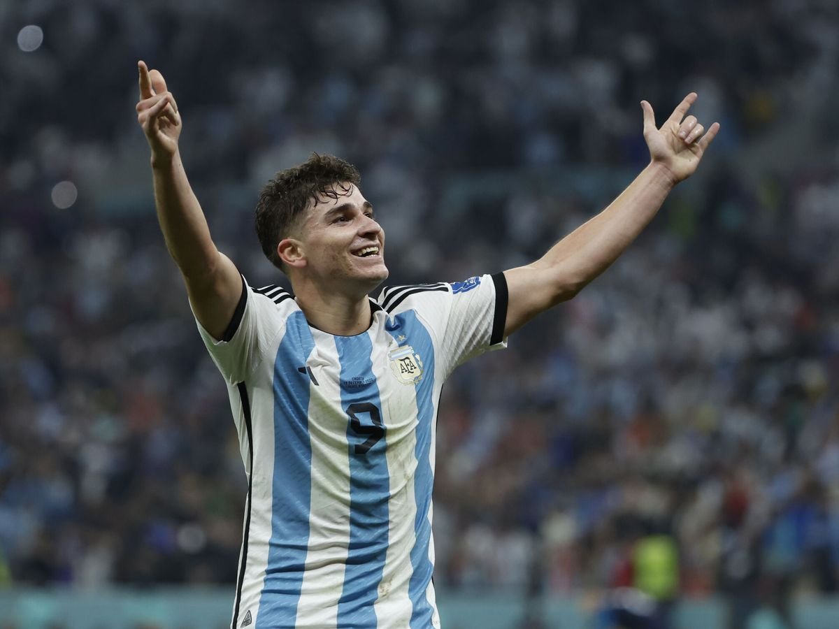 frabigol's tweet photo. Nunca se olviden: Lautaro Martinez no le pudo comer el puesto a la peor versión de Julián Álvarez. Ni con todo el periodismo a favor.

La casa está en orden nuevamente. https://t.co/g0dvuDLsYw