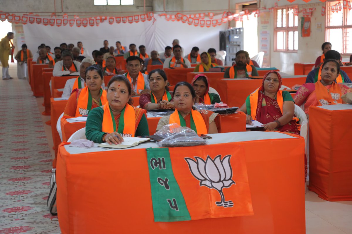 ParmarKunvar's tweet photo. પંડિત દિન દયાલ ઉપાધ્યાય પ્રશિક્ષણ મહાભિયાન અંતર્ગત 
તલોદ શહેર અને તાલુકાના પ્રશિક્ષણ વર્ગના સમાપન પ્રસંગે
વક્તા તરીકે ઉપસ્થિત રહેવાનો અવસર મળ્યો. https://t.co/kEHnAJEv5o