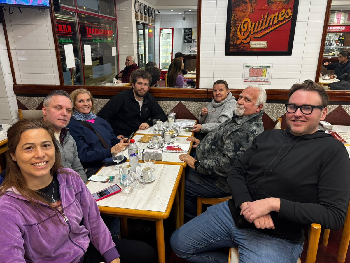 gloriallopiz's tweet photo. 📢Buenos Vecinos comienza a construir una agenda política para transformar la Ciudad

Buenos Vecinos realizó una nueva mesa de trabajo con un objetivo claro: construir una agenda política sólida que enfrente los problemas estructurales de la Ciudad de Buenos Aires con propuestas concretas y una visión de largo plazo.

Durante el encuentro se definieron los primeros ejes sobre los que trabajará el espacio: el presupuesto de las comunas, la preservación del patrimonio edilicio urbano, las políticas migratorias y otros temas estratégicos que hoy requieren un debate serio, profundo y alejado de los eslóganes.

En Buenos Vecinos creemos que gobernar exige conocimiento, planificación y decisión política. Por eso asumimos el compromiso de investigar, capacitarnos y convocar a especialistas y vecinos para elaborar propuestas superadoras que respondan a las verdaderas demandas de los porteños.

Mientras gran parte de la dirigencia administra la coyuntura, Buenos Vecinos apuesta a construir una alternativa basada en el estudio, el mérito y la participación ciudadana. Nuestro desafío es poner sobre la mesa los temas que muchos prefieren evitar y transformarlos en políticas públicas capaces de mejorar la vida de todos los vecinos de la Ciudad.
#buenosvecinosbaactualidad
               https://t.co/J16NoiDFmG