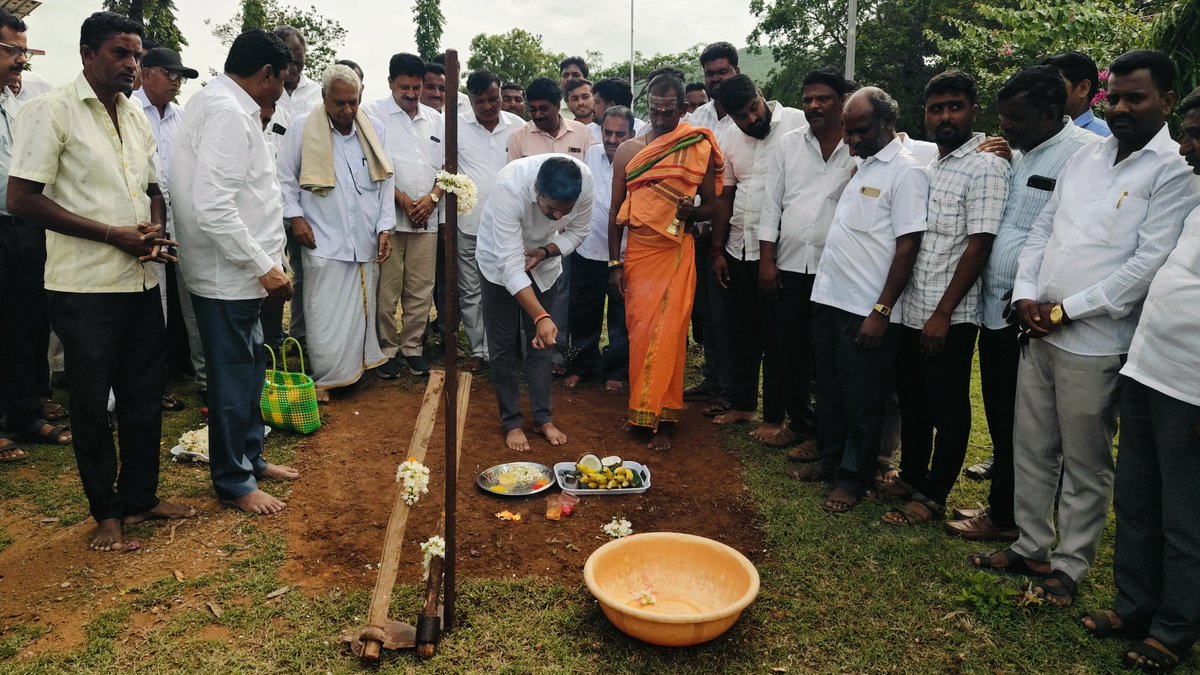MLADarshanINC's tweet photo. ನುಗು ಡ್ಯಾಮ್ ಪ್ರವಾಸಿ ಮಂದಿರದಲ್ಲಿ ಇಂದು ನೀರಾವರಿ ಇಲಾಖೆಯ ನುಗು ಡ್ಯಾಮ್ ವ್ಯಾಪ್ತಿಯ ನುಗು ಬಲದಂಡೆ ನಾಲೆ ಮತ್ತು ನುಗು ಎಡದಂಡೆ ನಾಲಾ ಅಭಿವೃದ್ಧಿ ಕಾಮಗಾರಿಗಳ ಗುದ್ದಲಿ ಪೂಜೆ ಹಾಗೂ ನುಗು ಡ್ಯಾಮ್ ಪ್ರವಾಸಿ ಮಂದಿರ ಆಧುನಿಕರಣ ಕಾಮಗಾರಿಗೆ ₹ 1 ಕೋಟಿ ರೂ ವೆಚ್ಚದಲ್ಲಿ ಗುದ್ದಲಿ ಪೂಜೆಯನ್ನು ನೆರವೇರಿಸಿದೆ.

ಈ ವೇಳೆ ಮಾಜಿ ಶಾಸಕರಾದ ಕಳಲೆ ಕೇಶವಮೂರ್ತಿ ರವರು, ಗ್ಯಾರಂಟಿ ಅನುಷ್ಠಾನ ಸಮಿತಿ ಅಧ್ಯಕ್ಷರಾದ ಕೆ. ಮಾರುತಿ ರವರು, ಹುಲ್ಲಹಳ್ಳಿ ಬ್ಲಾಕ್ ಅಧ್ಯಕ್ಷರಾದ ಶ್ರೀಕಂಠ ನಾಯಕ ರವರು, ಶಂಭು ಲಿಂಗ ನಾಯಕ ರವರು, ಬಸವರಾಜ್ ರವರು, ಜೈ ರಾಮ್ ರವರು, ಅಭಿನಂದನ್ ಪಟೇಲ್ ರವರು, ಚಂದನ್ ರವರು, ಶಿವರಾಜ್ ರವರು, ಪೂಜಾ ಶ್ರೀ ರವರು, ಆದರ್ಶ್ ರವರು, ರಫೀಕ್ ಆಲಿ ರವರು, ಮಹದೇವು ರವರು, ಆನಂದ್ ರವರು, ಹರೀಶ್ ರವರು, ಪುಟ್ಟು ರವರು ಸೇರಿದಂತೆ ಹಲವು ಮುಖಂಡರು, ಗ್ರಾಮಸ್ಥರು ಕಾರ್ಯಕರ್ತರು ಹಾಜರಿದ್ದರು.

#DevelopmentWork