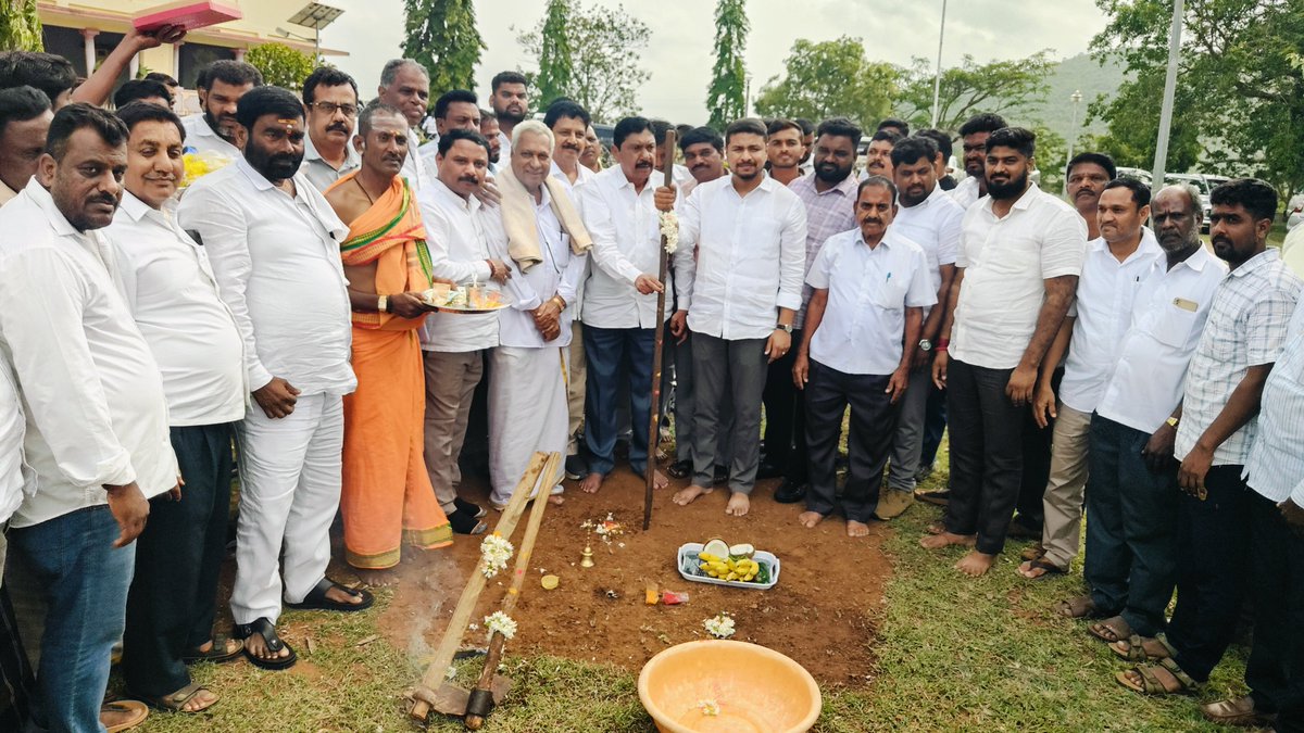MLADarshanINC's tweet photo. ನುಗು ಡ್ಯಾಮ್ ಪ್ರವಾಸಿ ಮಂದಿರದಲ್ಲಿ ಇಂದು ನೀರಾವರಿ ಇಲಾಖೆಯ ನುಗು ಡ್ಯಾಮ್ ವ್ಯಾಪ್ತಿಯ ನುಗು ಬಲದಂಡೆ ನಾಲೆ ಮತ್ತು ನುಗು ಎಡದಂಡೆ ನಾಲಾ ಅಭಿವೃದ್ಧಿ ಕಾಮಗಾರಿಗಳ ಗುದ್ದಲಿ ಪೂಜೆ ಹಾಗೂ ನುಗು ಡ್ಯಾಮ್ ಪ್ರವಾಸಿ ಮಂದಿರ ಆಧುನಿಕರಣ ಕಾಮಗಾರಿಗೆ ₹ 1 ಕೋಟಿ ರೂ ವೆಚ್ಚದಲ್ಲಿ ಗುದ್ದಲಿ ಪೂಜೆಯನ್ನು ನೆರವೇರಿಸಿದೆ.

ಈ ವೇಳೆ ಮಾಜಿ ಶಾಸಕರಾದ ಕಳಲೆ ಕೇಶವಮೂರ್ತಿ ರವರು, ಗ್ಯಾರಂಟಿ ಅನುಷ್ಠಾನ ಸಮಿತಿ ಅಧ್ಯಕ್ಷರಾದ ಕೆ. ಮಾರುತಿ ರವರು, ಹುಲ್ಲಹಳ್ಳಿ ಬ್ಲಾಕ್ ಅಧ್ಯಕ್ಷರಾದ ಶ್ರೀಕಂಠ ನಾಯಕ ರವರು, ಶಂಭು ಲಿಂಗ ನಾಯಕ ರವರು, ಬಸವರಾಜ್ ರವರು, ಜೈ ರಾಮ್ ರವರು, ಅಭಿನಂದನ್ ಪಟೇಲ್ ರವರು, ಚಂದನ್ ರವರು, ಶಿವರಾಜ್ ರವರು, ಪೂಜಾ ಶ್ರೀ ರವರು, ಆದರ್ಶ್ ರವರು, ರಫೀಕ್ ಆಲಿ ರವರು, ಮಹದೇವು ರವರು, ಆನಂದ್ ರವರು, ಹರೀಶ್ ರವರು, ಪುಟ್ಟು ರವರು ಸೇರಿದಂತೆ ಹಲವು ಮುಖಂಡರು, ಗ್ರಾಮಸ್ಥರು ಕಾರ್ಯಕರ್ತರು ಹಾಜರಿದ್ದರು.

#DevelopmentWork
