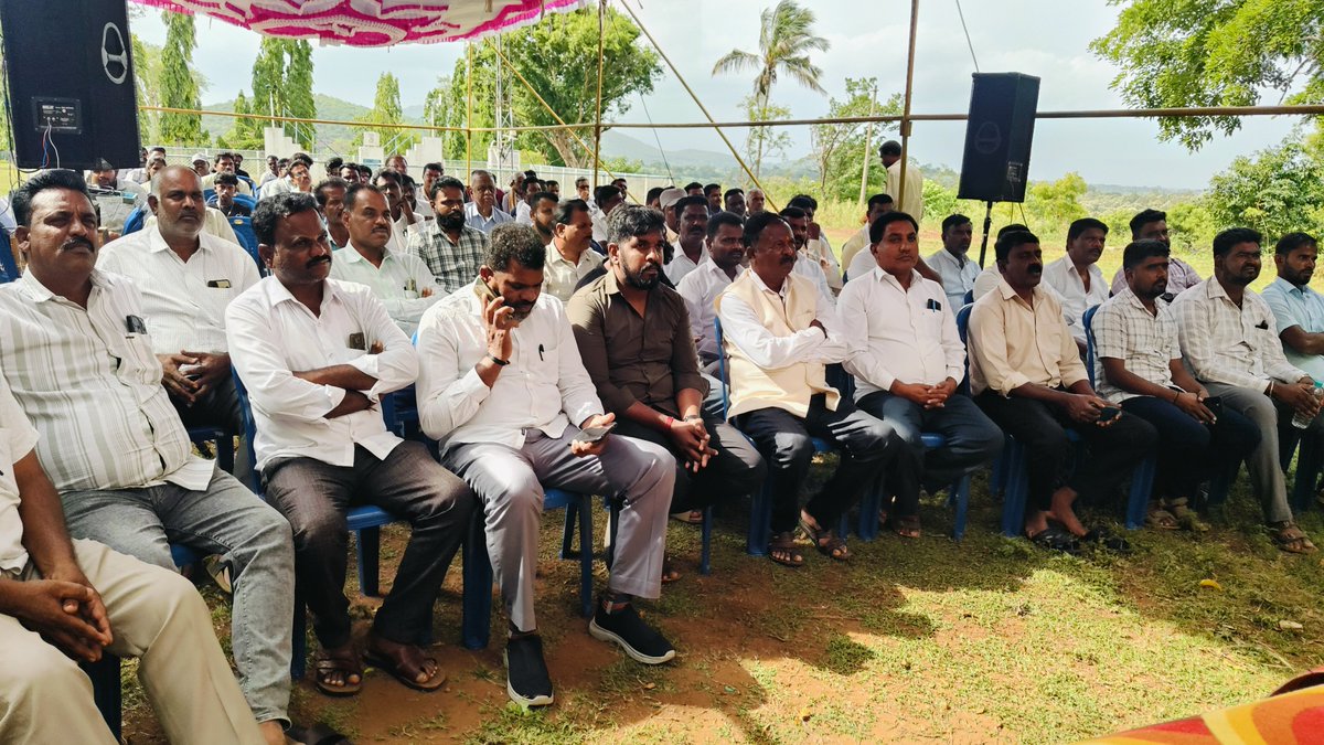 MLADarshanINC's tweet photo. ನುಗು ಡ್ಯಾಮ್ ಪ್ರವಾಸಿ ಮಂದಿರದಲ್ಲಿ ಇಂದು ನೀರಾವರಿ ಇಲಾಖೆಯ ನುಗು ಡ್ಯಾಮ್ ವ್ಯಾಪ್ತಿಯ ನುಗು ಬಲದಂಡೆ ನಾಲೆ ಮತ್ತು ನುಗು ಎಡದಂಡೆ ನಾಲಾ ಅಭಿವೃದ್ಧಿ ಕಾಮಗಾರಿಗಳ ಗುದ್ದಲಿ ಪೂಜೆ ಹಾಗೂ ನುಗು ಡ್ಯಾಮ್ ಪ್ರವಾಸಿ ಮಂದಿರ ಆಧುನಿಕರಣ ಕಾಮಗಾರಿಗೆ ₹ 1 ಕೋಟಿ ರೂ ವೆಚ್ಚದಲ್ಲಿ ಗುದ್ದಲಿ ಪೂಜೆಯನ್ನು ನೆರವೇರಿಸಿದೆ.

ಈ ವೇಳೆ ಮಾಜಿ ಶಾಸಕರಾದ ಕಳಲೆ ಕೇಶವಮೂರ್ತಿ ರವರು, ಗ್ಯಾರಂಟಿ ಅನುಷ್ಠಾನ ಸಮಿತಿ ಅಧ್ಯಕ್ಷರಾದ ಕೆ. ಮಾರುತಿ ರವರು, ಹುಲ್ಲಹಳ್ಳಿ ಬ್ಲಾಕ್ ಅಧ್ಯಕ್ಷರಾದ ಶ್ರೀಕಂಠ ನಾಯಕ ರವರು, ಶಂಭು ಲಿಂಗ ನಾಯಕ ರವರು, ಬಸವರಾಜ್ ರವರು, ಜೈ ರಾಮ್ ರವರು, ಅಭಿನಂದನ್ ಪಟೇಲ್ ರವರು, ಚಂದನ್ ರವರು, ಶಿವರಾಜ್ ರವರು, ಪೂಜಾ ಶ್ರೀ ರವರು, ಆದರ್ಶ್ ರವರು, ರಫೀಕ್ ಆಲಿ ರವರು, ಮಹದೇವು ರವರು, ಆನಂದ್ ರವರು, ಹರೀಶ್ ರವರು, ಪುಟ್ಟು ರವರು ಸೇರಿದಂತೆ ಹಲವು ಮುಖಂಡರು, ಗ್ರಾಮಸ್ಥರು ಕಾರ್ಯಕರ್ತರು ಹಾಜರಿದ್ದರು.

#DevelopmentWork