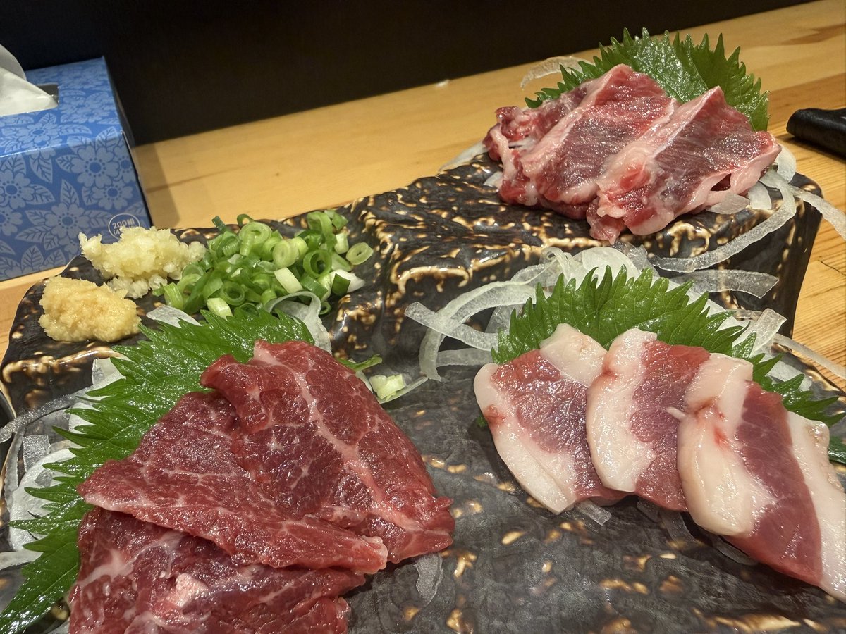 chanue116's tweet photo. 馬刺し食って
焼酎呑んで
〆にラーメン
そんなん最高でしょ✌️

いやしかし
ここのラーメンはマジで旨いぞ👍

＠鮮馬刺よかもん市場 美盛 https://t.co/eYBWWwiCN3
