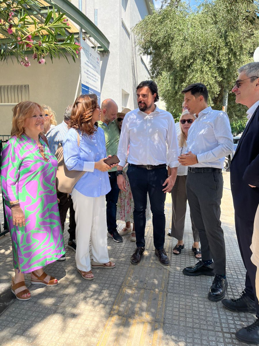 PetrosPappas4's tweet photo. Επίσκεψη κλιμακίου του ΠΑΣΟΚ – Κινήματος Αλλαγής στο Κέντρο Υγείας Καλλιθέας

Μαζί με κλιμάκιο του ΠΑΣΟΚ – Κινήματος Αλλαγής επισκεφθήκαμε το Κέντρο Υγείας Καλλιθέας, όπου συναντηθήκαμε με την Επιστημονικά Υπεύθυνη, και συζητήσαμε για τον τρόπο λειτουργίας του, τις ανάγκες και τις δυνατότητες ουσιαστικής αναβάθμισής του.

Στην επίσκεψη συμμετείχαν, μεταξύ άλλων, ο @christidisp , Βουλευτής Β3 Νοτίου Τομέα Αθηνών και Κοινοβουλευτικός Εκπρόσωπος του ΠΑΣΟΚ – Κινήματος Αλλαγής, η @annadiamantopoulou_ Υπεύθυνη Πολιτικού Σχεδιασμού, ο @christoskaklamanis , Γραμματέας του Τομέα Δικαιοσύνης, ο Γραμματέας της Δημοτικής Οργάνωσης Καλλιθέας, η ιατρός Χριστίνα Παπανικολάου, πρώην Γενική Γραμματέας Δημόσιας Υγείας, καθώς και πολλά ακόμη στελέχη του Κινήματος.

Η Πρωτοβάθμια Φροντίδα Υγείας, ιδιαίτερα στα μεγάλα αστικά κέντρα, δεν μπορεί να λειτουργεί με τη λογική των παλιών ιατρείων του ΙΚΑ. Τα αστικού τύπου Κέντρα Υγείας πρέπει να αποτελούν πραγματική πρώτη γραμμή φροντίδας για τον πολίτη: με επαρκή στελέχωση, σύγχρονο εξοπλισμό, διευρυμένο ωράριο, λειτουργία τα Σαββατοκύριακα και, όπου οι ανάγκες το απαιτούν, ακόμη και εικοσιτετράωρη λειτουργία.

Ιδιαίτερα σε περιοχές με αυξημένες ανάγκες, τα Κέντρα Υγείας αστικού τύπου πρέπει να εφημερεύουν σε 24ωρη βάση, να λειτουργούν και τα Σαββατοκύριακα και να έχουν πραγματικά διευρυμένη λειτουργία. 

Οφείλουν να μπορούν να υποδέχονται και να αντιμετωπίζουν άμεσα περιστατικά στην κοινότητα, ώστε να αποσυμφορούν ουσιαστικά τα τριτοβάθμια νοσοκομεία και να προσφέρουν έγκαιρη, ποιοτική και προσβάσιμη φροντίδα στους πολίτες.

Δεν αρκεί να υπάρχουν κτίρια με ταμπέλες. Χρειάζονται ζωντανές, οργανωμένες και πλήρως διασυνδεδεμένες δημόσιες δομές υγείας, που να ανταποκρίνονται στις πραγματικές ανάγκες των πολιτών, να αντιμετωπίζουν άμεσα περιστατικά στην κοινότητα και να συμβάλλουν ουσιαστικά στην αποσυμφόρηση των νοσοκομείων.

Το ΠΑΣΟΚ – Κίνημα Αλλαγής στέκεται σταθερά δίπλα στην Πρωτοβάθμια Φροντίδα Υγείας και στην ανάγκη αναδιοργάνωσής της με σύγχρονους, δημόσιους και αποτελεσματικούς όρους.

#ΠΑΣΟΚ #ΚέντροΥγείαςΚαλλιθέας #ΠρωτοβάθμιαΦροντίδαΥγείας #ΔημόσιαΥγεία #ΕΣΥ